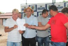 Photo of Divaldo Dantas assina ordem de serviço para pavimentação, entrega retroescavadeira e anuncia mais investimentos para Itaporanga