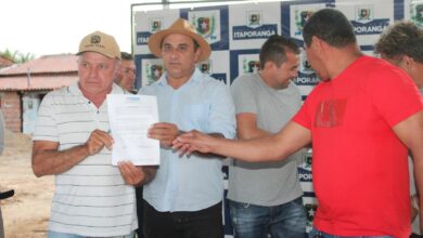 Photo of Divaldo Dantas assina ordem de serviço para pavimentação, entrega retroescavadeira e anuncia mais investimentos para Itaporanga