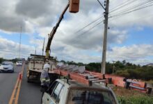 Photo of Prefeitura de Itaporanga faz manutenção na iluminação nas ruas, bairros e praças, na cidade com reposição de lâmpadas