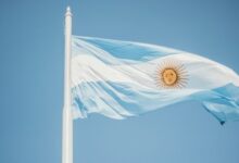 Photo of Argentina anuncia congelamento de preços de combustíveis até a eleição