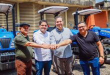 Photo of Deputados Júnior Araújo e Murilo Galdino entregam trator para agricultores de Cajazeiras