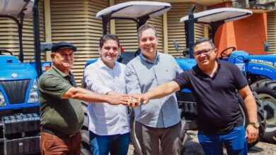 Photo of Deputados Júnior Araújo e Murilo Galdino entregam trator para agricultores de Cajazeiras