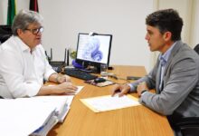 Photo of Governador João Azevêdo recebe deputado Tovar Correia Lima em audiência