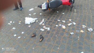Photo of Suspeitos de assalto trocam tiros com policiais e dinheiro fica espalhado na rua