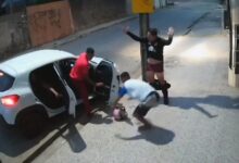 Photo of Em 1 hora, homem é assaltado duas vezes, atropelado e deixado só de cueca
