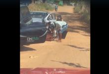 Photo of VÍDEO: caixão cai de veículo da funerária em Itapororoca e família se une para resgatar parente