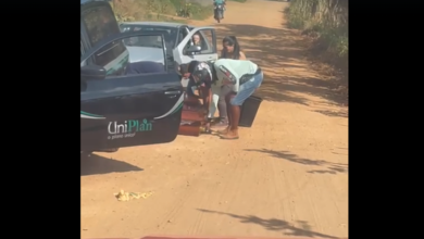 Photo of VÍDEO: caixão cai de veículo da funerária em Itapororoca e família se une para resgatar parente
