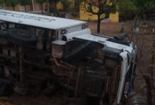 Photo of Vídeo: caminhão e carro batem de frente e uma pessoa fica gravemente ferida, no Sertão