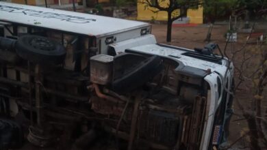 Photo of Vídeo: caminhão e carro batem de frente e uma pessoa fica gravemente ferida, no Sertão