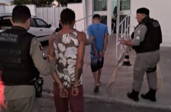 Photo of Em Piancó, PM apreende drogas, moto, dinheiro, telefone e conduz três suspeitos por tráfico