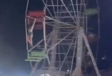 Photo of Vídeo: Mulher fica pendurada e cai de roda gigante em parque de diversões