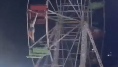 Photo of Vídeo: Mulher fica pendurada e cai de roda gigante em parque de diversões