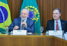 Photo of Lula e Barroso se reúnem após aprovação de PEC que limita decisões do STF; Encontro ocorreu no Planalto e não estava previsto na agenda