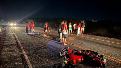 Photo of Acidente de moto deixa mulher morta e piloto ferido no Vale do Piancó. Imagem forte!