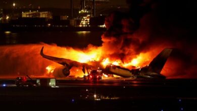 Photo of Avião com 379 pessoas a bordo pega fogo após colisão no Japão; cinco morrem em aeronave menor