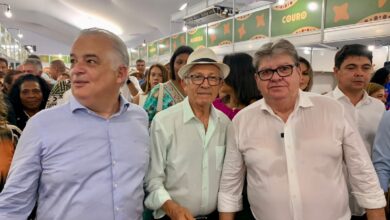 Photo of Chico Lopes acompanha o Ministro Márcio França e  o Governador João Azevedo à abertura do Salão de Artesanato Paraibano.