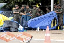 Photo of Vídeo: Homem carrega corpo da mãe em cadeira de rodas após suposta demora em resgate no Rio