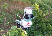 Photo of Ambulância de Pedra Branca fica destruída após colidir com boi em rodovia