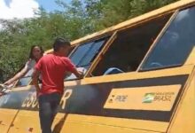 Photo of Ônibus escolar tomba em zona rural de Santana de Mangueira