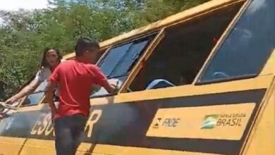 Photo of Ônibus escolar tomba em zona rural de Santana de Mangueira