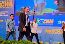 Photo of Vídeo: Diferente de Lula, Bolsonaro chega a Marcha dos Prefeitos e é ovacionado
