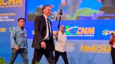 Photo of Vídeo: Diferente de Lula, Bolsonaro chega a Marcha dos Prefeitos e é ovacionado