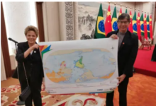 Photo of Na China, Dilma exibe mapa-múndi do IBGE de ponta-cabeça