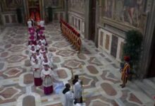Photo of Cardeais entram na Capela Sistina em procissão para dar início ao conclave