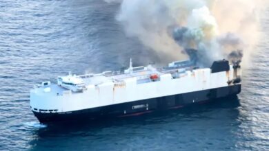 Photo of Navio com 3.000 carros zero km queima há 8 dias no mar e não há como apagar