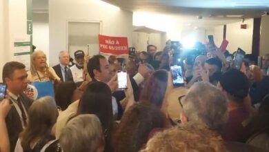 Photo of Manifestantes tentam invadir gabinete de Hugo Motta na Câmara