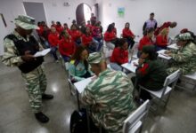 Photo of Funcionários públicos, donas de casa, aposentados: Venezuela intensifica alistamento para enfrentar eventual invasão dos EUA