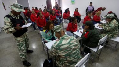 Photo of Funcionários públicos, donas de casa, aposentados: Venezuela intensifica alistamento para enfrentar eventual invasão dos EUA