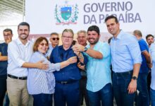 Photo of “Prefeito de Itaporanga Azif  representa prefeitos da Paraiba na entrega de ônibus” Itaporanga recebeu um novo ônibus escolar