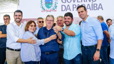 Photo of “Prefeito Azif  representa prefeitos da Paraiba na entrega de ônibus” Itaporanga recebeu do governo do estado um novo ônibus escolar