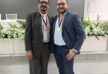 Photo of Paulo Porcino e o professor Ridelson recebem a  Medalha Epitácio Pessoa é a mais alta honraria concedida pela Assembleia Legislativa da Paraíba