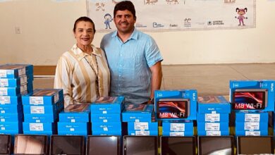 Photo of Prefeito Azif Lemos entrega novos tablets para a saúde da cidade de Itaporanga
