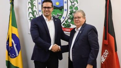 Photo of João Azevêdo transmite cargo para Lucas Ribeiro que assume interinamente o governo até 1º de março