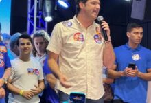 Photo of CLIMA POLÍTICO CHAMA ATENÇÃO EM PALCO DE LÉO BEZERRA