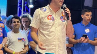 Photo of CLIMA POLÍTICO CHAMA ATENÇÃO EM PALCO DE LÉO BEZERRA