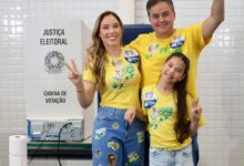 Photo of Efraim vota ao lado da família e destaca sentimento de mudança: “Muita fé no segundo turno”