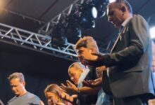Photo of A convite do prefeito Azif, governador Lucas participa da Festa do Dia do Evangélico que lotou o Centro de Itaporanga