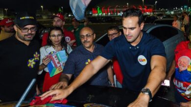 Photo of Lucas lidera Adesivaço no estacionamento do Almeidão e acredita em grande virada de Lula no 2º turno